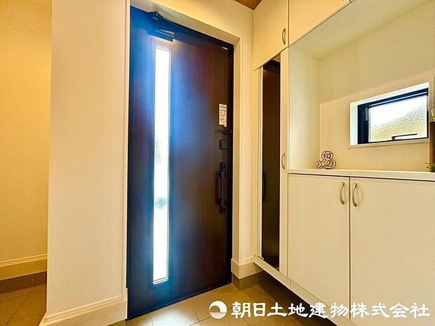 居住者の帰り、訪れる方を優しく迎え、やすらぎに満ちた生活空間を予感させる。健やかな暮らしを楽しめそう。