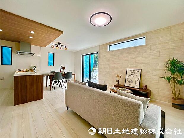 LDKのメインとなる大きな窓。大きめの開口部から暖かい日差しが長い時間射し込みます。