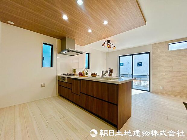 人気な対面式キッチン!お子様の様子を伺いながらでもお料理を楽しめますね!