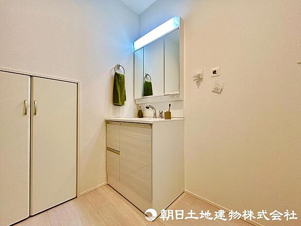 洗面化粧台の鏡は、メイクや髭剃りに便利な三面鏡タイプ。開いて合わせ鏡としても使用できます。