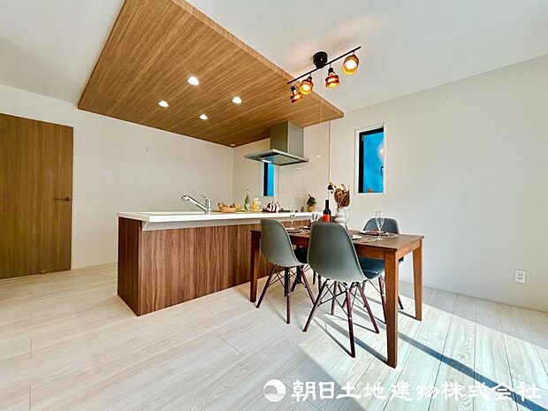 リビングは約16帖ございます、明るいリビングで毎日の生活が楽しくなる予感!※家具はイメージとなります、実際には販売されておりません。