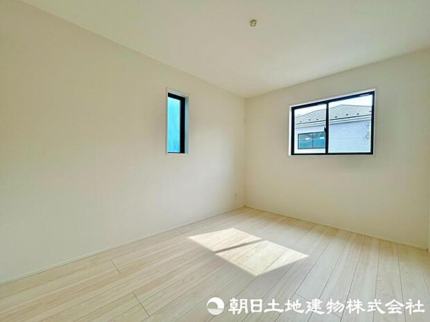 約6帖の居室は、2面採光で明るく大きめの家具なども配置できます!