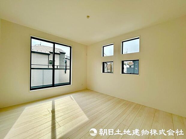 約7帖の主寝室はゆとりがあり、陽当たりがよく居心地のいい空間を演出!