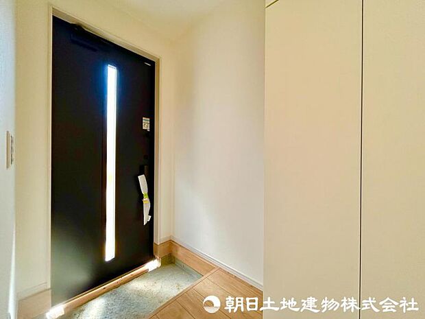 玄関部分は間口が広く、買い物後荷物をお持ちでも、出入りがらくらくですね