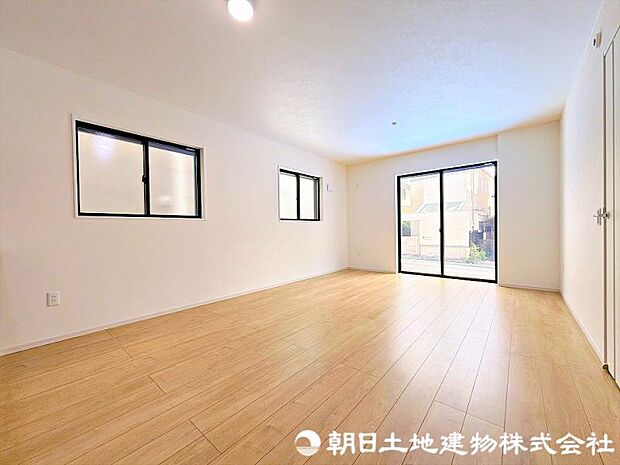 南向きの大きめの窓から長い時間、室内に光を取り込むことが可能ですね！