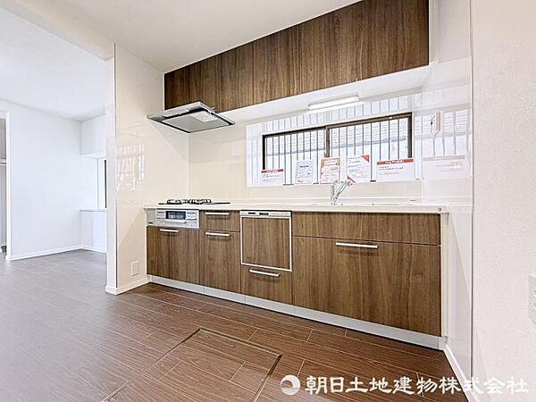 スライド収納付きのシステムキッチン。パスタ鍋や圧力鍋、フライパンなどもおしまい頂けます！