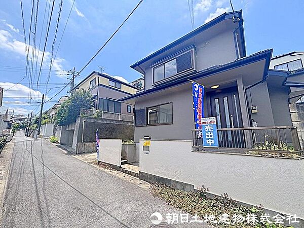 前面道路は閑静な住宅地をはしる車通りの少ない道路。お車の出し入れが苦手なママや小さなお子様にも安心！