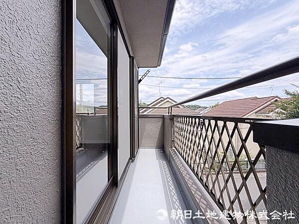 心地よい日差しと風を感じられる空間として、洗濯物やお布団を気持ちよく干せるのはもちろん、外の空気を感じながらリフレッシュできる場所としても活躍します。