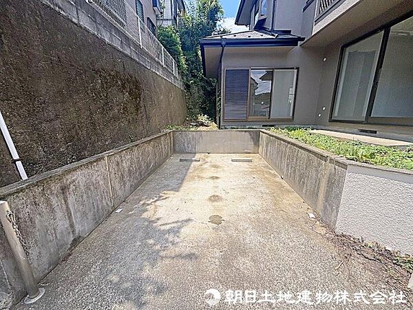 カースペース部分は広々。陽当たりのいい立地とプライバシーの保たれたおすすめの戸建てです。