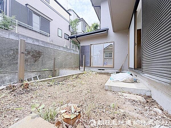 陽当たりの良いお庭では、ガーデニングや家庭菜園を楽しむことができ、四季折々の花や緑に囲まれた癒しのひとときをお過ごしいただけます。