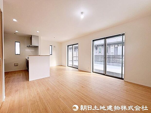 光と風があふれる開放的なリビングダイニングには自然と家族みんなが集まってきます。