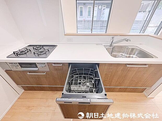 食洗機つきのシステムキッチン。節水・省エネで手洗いよりきれいにあらえて、嬉しいゆとり時間!