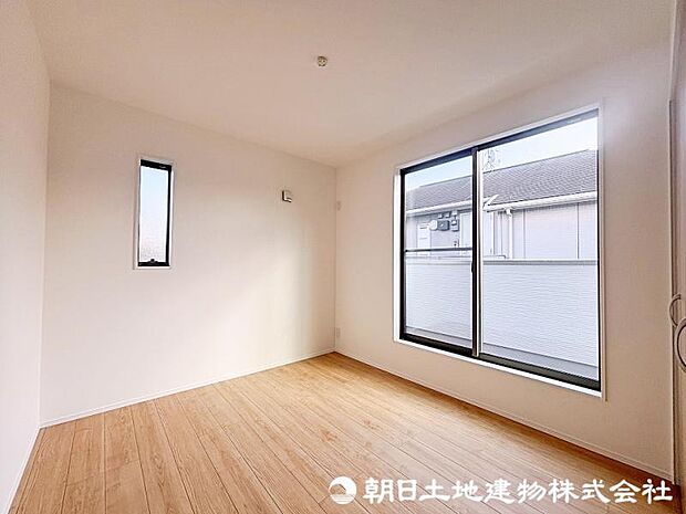 日当たり良好です。しっかりとした大きさのクローゼットを完備し、収納スペースも十分。