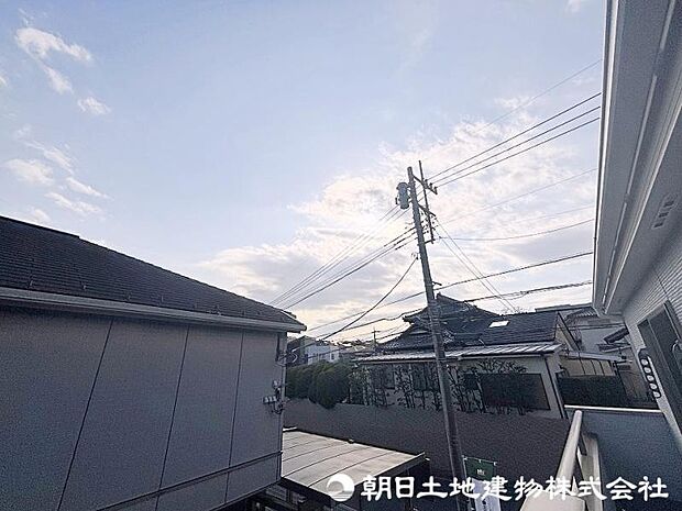 豊かな眺望にふさわしい空間には、通風・採光にも優れ、心地よい光と風があふれています。