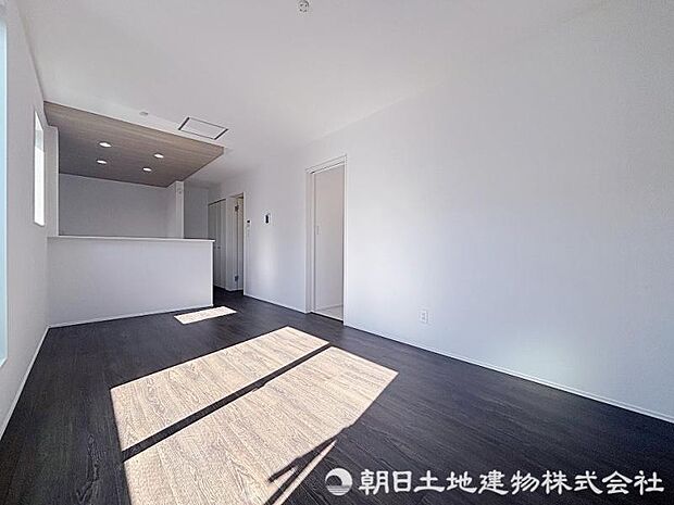 対面キッチンからダイニングの様子がよく見えて、子どもの見守りも安心。家事と家族時間を両立しやすい配置です。