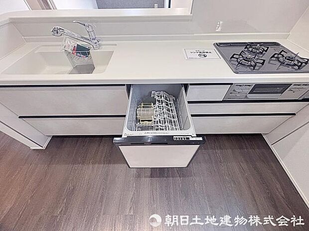 収納力の高いシステムキッチンにビルトイン食洗機を搭載。見た目もスッキリ整い、使い勝手の良い快適なキッチンスペースです。