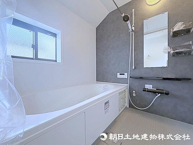 採光・換気窓付きの浴室で、湿気がこもりにくく快適。自然光が差し込む明るいバスルームです。