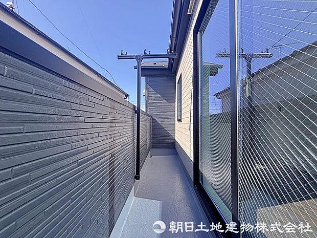 陽当たりの良い南バルコニーで、心地よい光と風を楽しめる空間。くつろぎの時間を豊かにしてくれます。