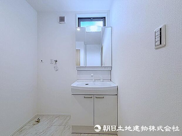 三面鏡付きの大きな洗面所で、鏡の裏には小物も収納することができます！