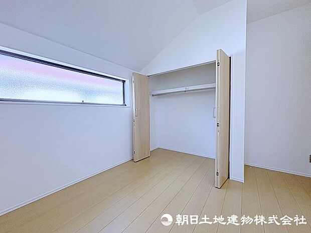 スーツやコートなど大き目なお洋服も楽々収納できます！