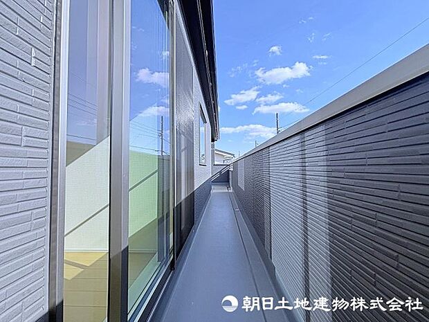 充分に横幅があるバルコニーなので、沢山の洗濯物を干すことができます！