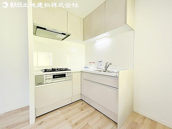 新しいキッチンは食事の支度が捗ります。お手伝いをしてくれるお子様と並びながら準備や片付けが出来るキッチンは、ご家族のコミュニケーションを育む場として活躍します。