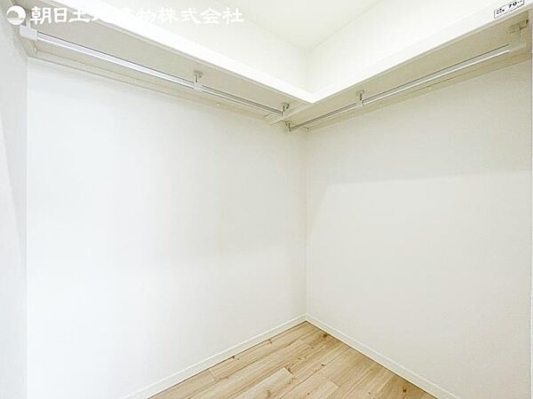 ウォークインクローゼットを完備。お子様のおもちゃやゴルフバックなど、大きなお荷物をお持ちの方や、季節物の家電製品やキャリーバック、お荷物が多い方でも安心のスペースです。