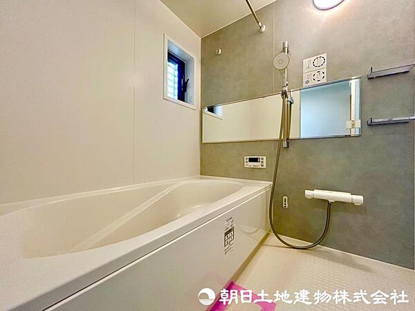 半身浴もゆっくり楽しめる広々浴室