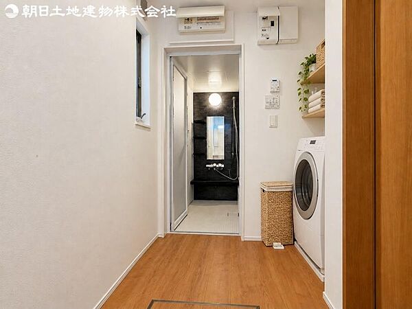 脱衣所になります！ゆとりがある空間ですので、朝の身支度も快適ですね！※本画像はCGで作成しており、実際の現地には家具・小物は置かれておりません。