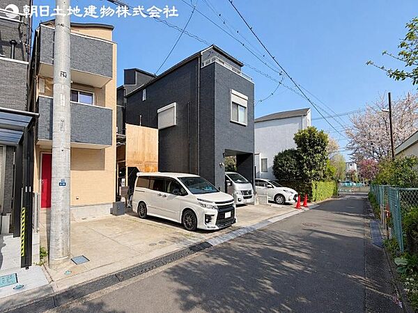 前面道路は閑静な住宅地をはしる車通りの少ない道路。お車の出し入れが苦手なママや小さなお子様にも安心！