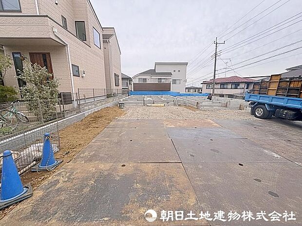 カースペース並列2台！LDK22帖の大型4LDK！