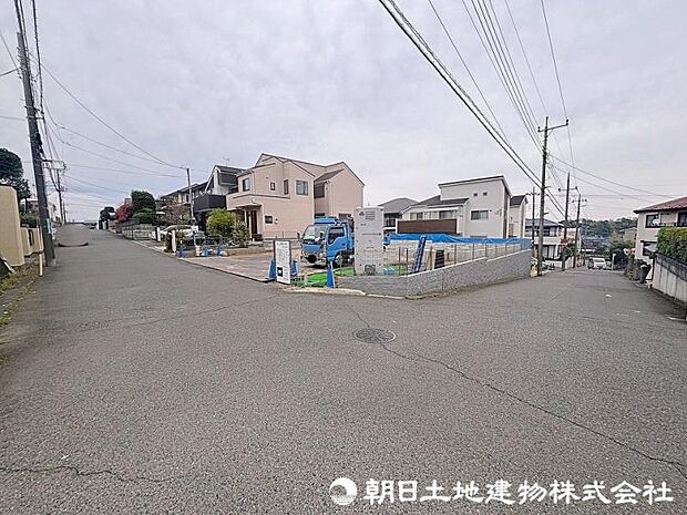 前面道路6ｍ　車通りも少なく、お車の出し入れも楽々！