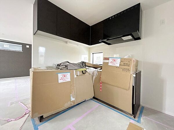 新しいキッチンは食事の支度が捗ります。お手伝いをしてくれるお子様と並びながら準備や片付けが出来るキッチンは、ご家族のコミュニケーションを育む場として活躍します。