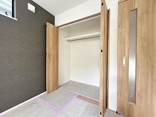 大型の収納クローゼットを完備！普段使いのお洋服や小物はもちろん、季節物のお洋服などもしっかりと整理整頓おしまい頂けます。
