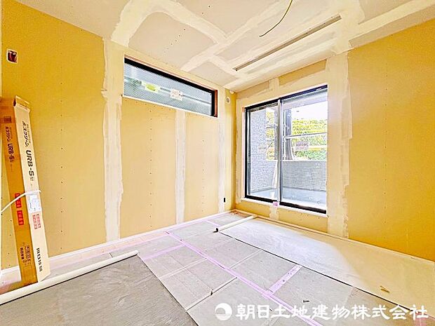 時の流れと共に陽射しは装いを変え空間に新たな彩りを与えます。採光良好なこの空間なら快適にその移ろいを感じることができます。