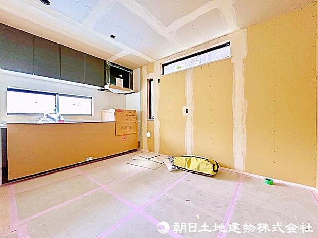 新しいキッチンは食事の支度が捗ります。お手伝いをしてくれるお子様と並びながら準備や片付けが出来るキッチンは、ご家族のコミュニケーションを育む場として活躍します。
