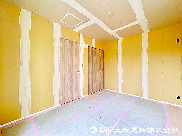 一日の疲れを取る主寝室は大型のベッドも配置が可能です。