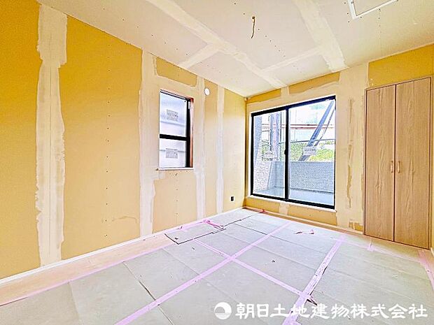 光が取り込みやすい2面採光の居室。日当たり良好です。完成まで今しばらくお待ちください!
