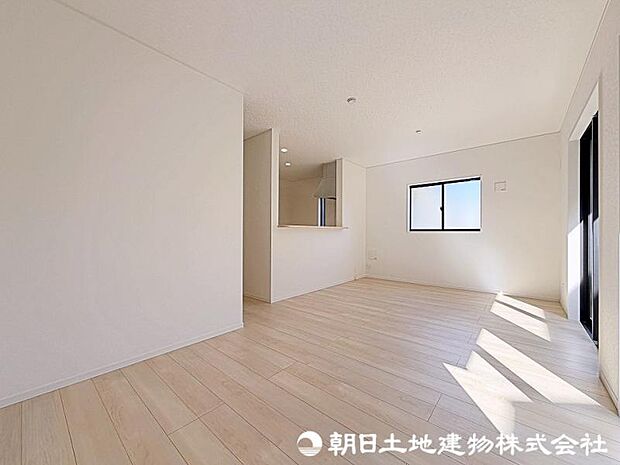 LDKのメインとなる大きな窓からの日差しがリビングの隅々までしっかりと届きます!