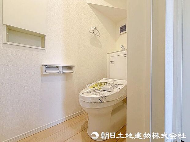 快適な使用感が人気の温水洗浄脱臭暖房機能を搭載。汚れがつきにくく落ちやすい、洗浄機能付トイレ。