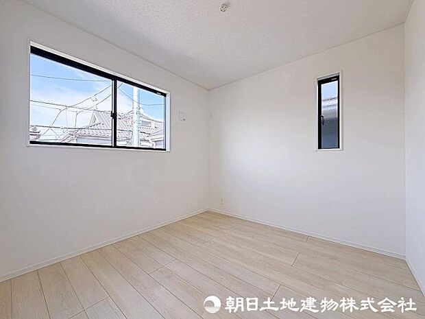 一日の疲れを取る主寝室は大型のベッドも配置が可能です。一日の疲れを癒やしてくれる空間です。