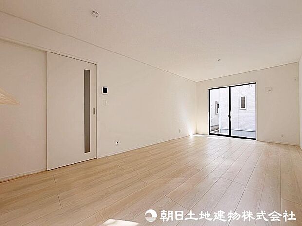 ご家族でのお食事を楽しむダイニングスペースと、リビングスペースにはソファーも配置可能です!