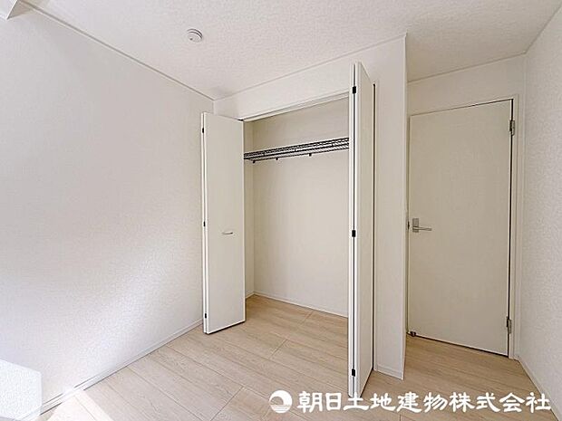 収納力が豊富な大型クローゼット。普段着やスーツはもちろんのこと、コート類などもしっかり掛けられます。