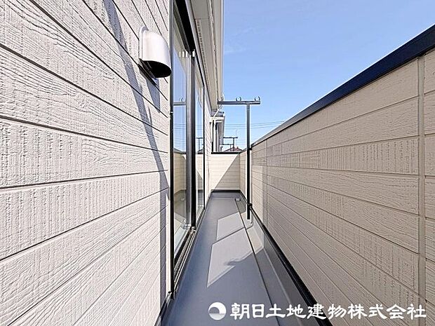 気持ちのいい空が見渡せる広いバルコニー。爽やかな風を感じて、心躍る素敵な暮らしがはじまります。