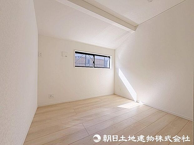 2面採光でお部屋の隅々まで明るい印象の居室。おひさまの光を、爽やかな風をたっぷりと取り込めます。