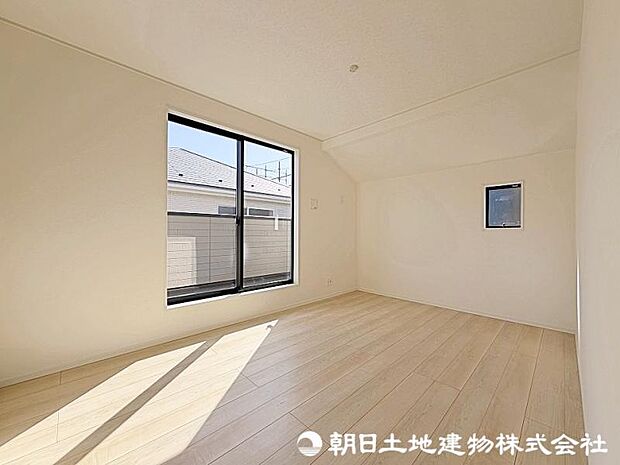 一日の疲れを取る主寝室は大型のベッドも配置が可能です。一日の疲れを癒やしてくれる空間です。