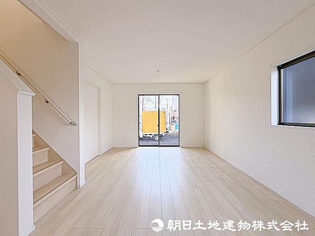 LDKのメインとなる大きな窓。大きめの開口部から暖かい日差しが長い時間射し込みます。