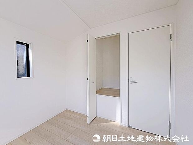 収納力が豊富な大型クローゼット。普段着やスーツはもちろんのこと、コート類などもしっかり掛けられます。