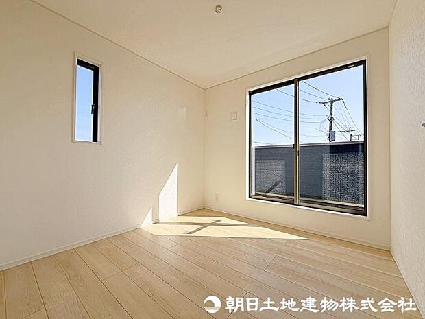 一日の疲れを取る主寝室は大型のベッドも配置が可能です。一日の疲れを癒やしてくれる空間です。