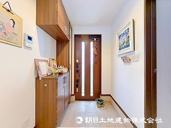 広い玄関はお家に高級感と開放感を演出します。また、お好きなものを配置でき飾り物も映えますね！